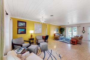 伊斯拉莫拉达Gemstone Isle的一间拥有黄色墙壁和白色天花板的客厅