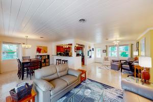 伊斯拉莫拉达Gemstone Isle的客厅配有沙发和桌子