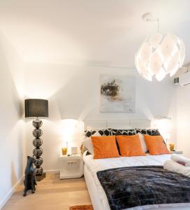 那慕尔La gazza ladra的一间卧室配有一张带橙色枕头的大床