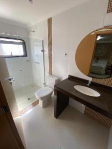 ParanavaíGrande Hotel的一间带卫生间、水槽和镜子的浴室