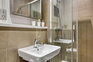 伦敦Cosy & Modern Studio的一间带水槽和淋浴的浴室