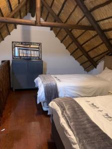 玛洛斯帕克Kruger Nest的一间卧室设有两张床和窗户。
