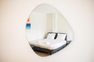 鹿特丹The Hendrick的一间卧室配有带白色床单和枕头的床。