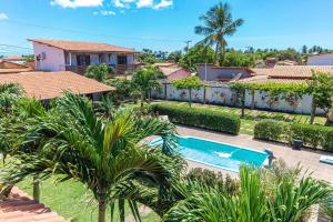 圣米格尔-杜戈斯托苏Pousada Villa Martins的享有带游泳池的房屋的空中景致