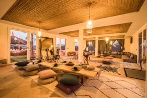 拉拉塔可库斯特Kalyptus Luxury Camp的客厅配有桌子和沙发