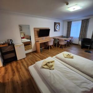 多瑙沃特特劳贝珀斯特酒店的一间酒店客房,设有两张床和一间餐厅