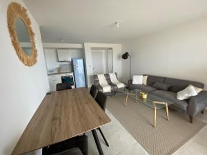 圣布里文莱丝皮恩Appartement Saint-Brevin-les-Pins, 2 pièces, 3 personnes - FR-1-364-140的客厅配有沙发和桌子