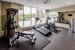 阿姆斯特丹OZO Hotels Arena Amsterdam的大楼内带跑步机和椭圆机的健身房