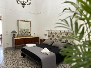 纳尔多MiMì House的一间卧室配有一张床、梳妆台和镜子