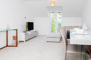 Higham Ferrers2 Bed Free Private Parking Leisure Contractor的带沙发和电视的白色客厅