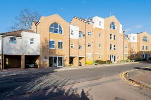 Higham Ferrers2 Bed Free Private Parking Leisure Contractor的砖楼前的一条空的街道
