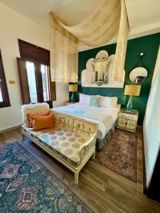 圣胡安卡萨布兰卡酒店的一间卧室配有一张床、一张桌子和一张沙发