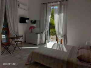 塔兰托Casaiole2023的一间卧室设有一张床和一个大窗户