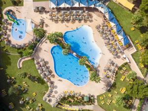 圣埃乌拉利亚TUI MAGIC LIFE Cala Pada - All Inclusive的享有度假村游泳池的顶部景致