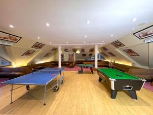 泰恩德拉姆穆图本多兰酒店 的一间房间,里面设有两张乒乓球桌