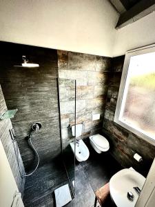 罗马Dazio Exclusive Rooms的带淋浴、卫生间和盥洗盆的浴室