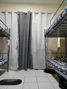 迪拜Rovers Boys Hostel Dubai Near Gold Souq Metro的客房设有两张双层床和窗帘