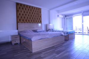 斯特鲁加Hotel New York Struga的一间卧室配有一张大床和大床头板