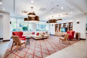 华盛顿Holiday Inn Washington-Central/White House, an IHG Hotel的客厅配有红色椅子和沙发