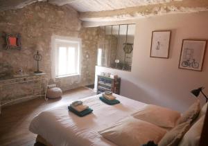 蒙布兰莱班La Maison de Marguerite的一间卧室配有一张大床和毛巾