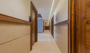 班加罗尔Treebo Trend Tiba的医院的走廊,有木门和走廊