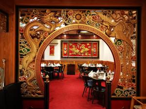罗滕堡China Restaurant Hotel Lotus的华丽的门道,通往带桌子的用餐室