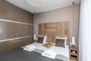 奥米什Villa Brzet - Luxury Boutique Apartments的卧室配有白色的床和木制床头板