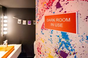 布鲁塞尔nhow Brussels Bloom的浴室墙上有暗室用标志