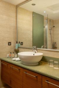 帕福斯Atlantica Golden Beach Hotel - Adults Only的一间带水槽和大镜子的浴室