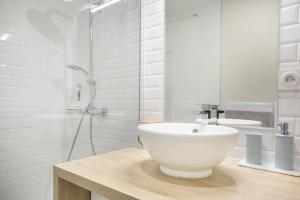 里昂Nice flat ideal near Part-Dieu and Brotteaux的白色的浴室设有水槽和淋浴。