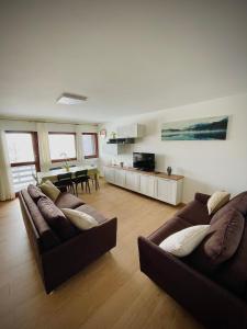 布勒伊-切尔维尼亚Ski paradise - Cielo alto Cervinia的客厅配有2张棕色沙发和1张桌子