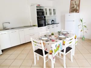圣吕斯La belle Martinique的白色的厨房配有桌椅