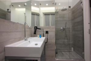 罗马il sogno di afrodite luxury b and b的浴室配有白色水槽和淋浴。