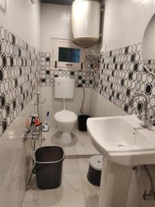 斯利那加Farsal Villa的白色的浴室设有水槽和卫生间。