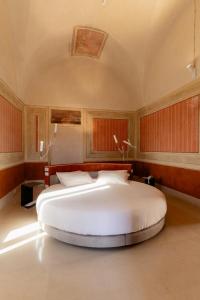 马泰拉Quarry Resort的卧室配有一张白色大床