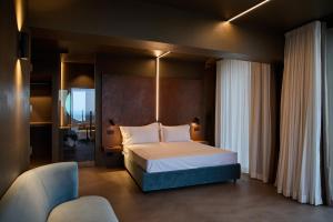 SaludecioLe Agavi Resort & SPA的一间卧室设有一张床和一个大窗户