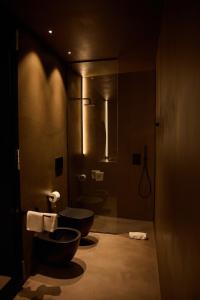 SaludecioLe Agavi Resort & SPA的一间带两个盥洗盆和卫生间的浴室