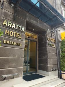 久姆里Aratta Royal Hotel的带有酒店入口的办公楼