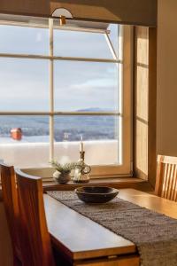 菲奈斯达伦Skoogs Logi - Rum的一张桌子,从窗口可欣赏到海景