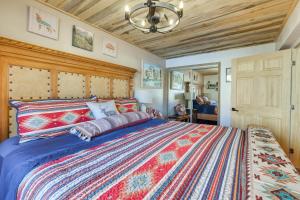 红河Ski-In Red River Retreat Balcony, Mountain Views!的一间卧室配有一张大床和木制床头板