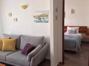 塞勒玛Salema Beach Apartment的客厅配有沙发和1张床