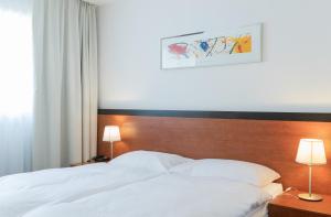 皮奥塔格特瑞多南部汽车旅馆的卧室配有白色的床和木制床头板