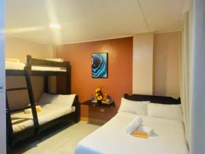 碧瑶Sukhavati Inn的一间卧室配有两张床和一张双层床。