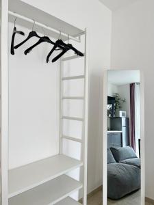 米兰THE WHITE HOUSE, Modern apartment in Center的一张带梯子和镜子的白色双层床