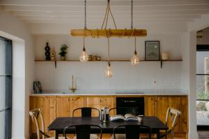 拉腊The Deerstone Luxury Eco Hideaway的一间带桌椅的用餐室