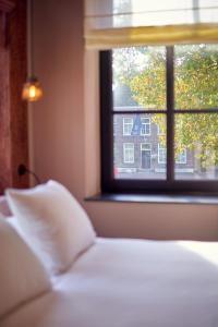 维格尔The Yard hotel Noordkade的一间卧室设有一张床和一个窗口