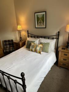希尔斯伯勒Dunhill Cottage B&B的卧室配有一张带白色床单和枕头的大床。