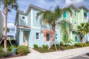 奥兰多Margaritaville Cottages Orlando by Rentyl的一座棕榈树的蓝色房子