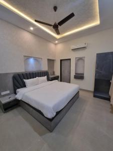 乌代浦Green Villa的一间卧室设有一张带天花板的大床