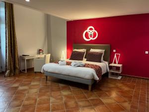 色当城堡堡轿车酒店的一间卧室设有一张红色墙壁的大床